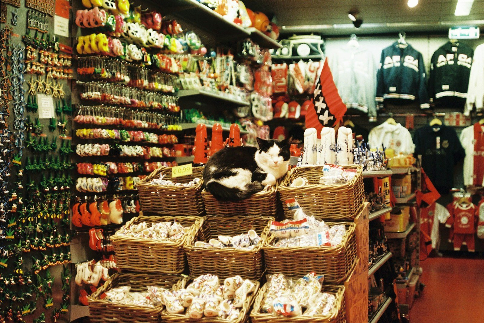 Clientes satisfechos en tienda de alimentación local